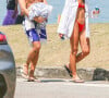 Nesta terça-feira (01), Bruna Marquezine e João Guilherme foram fotografados deixando a praia de São Conrado, no Rio de Janeiro