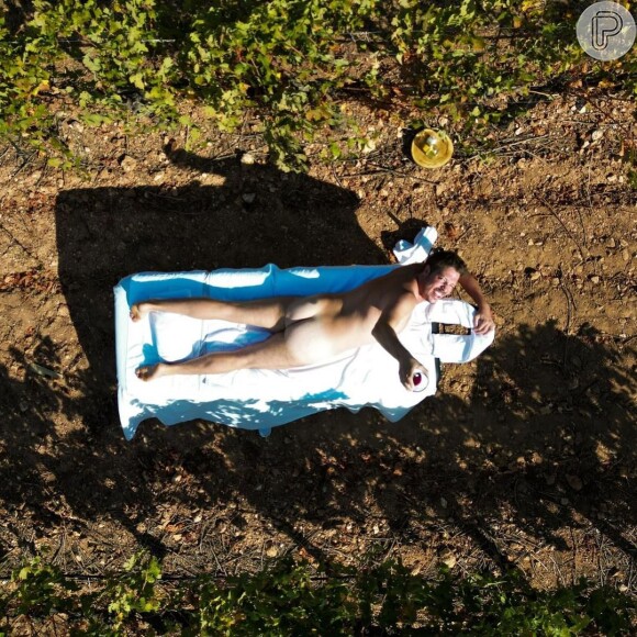 Em duas das fotos, Fábio Porchat apareceu completamente nu e mostrando seu bumbum para a câmera