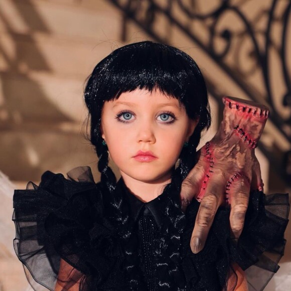 Vicky se vestiu de Wandinha com direito à famosa mãozinha no ombro