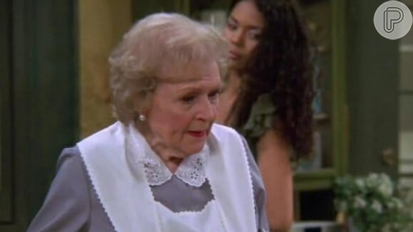 Betty White foi a empregada da família na série 'Eu, a Patroa e as crianças', e faleceu aos 99 anos em 2021.