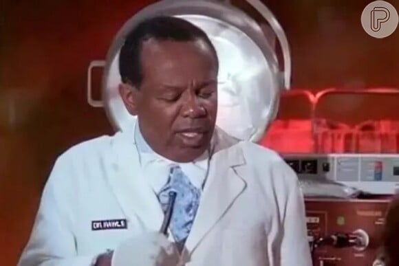 O ator Lou Rawls, médico que fez uma participação especial em 'Eu, a Patroa e as crianças' como o especialista que foi realizar uma colonoscopia em Michael Kyle, morreu vítima de um câncer no pulmão.