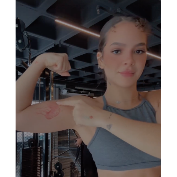 Mel Maia disse estar 'absurdamente forte' em seu vídeo, destacando a região dos bíceps