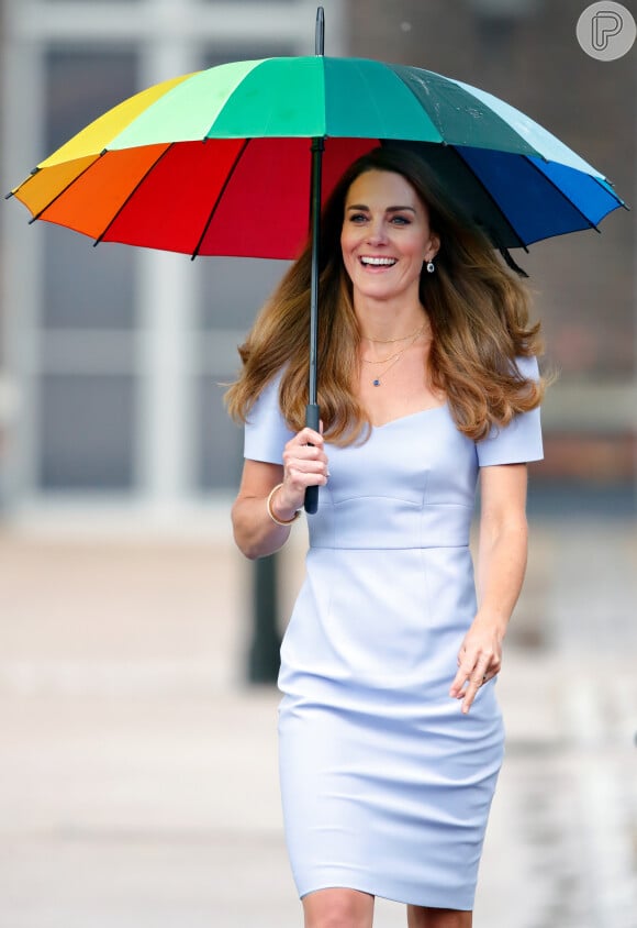 Kate Middleton, assim como Meghan Markle, gosta de apostar na tendência da saia lápis.