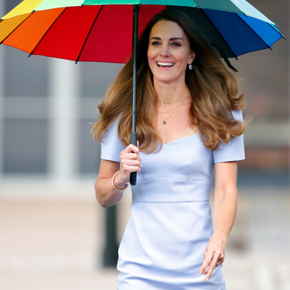 Kate Middleton, assim como Meghan Markle, gosta de apostar na tendência da saia lápis.