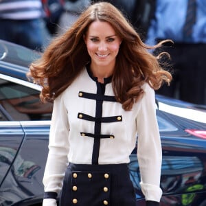 Kate Middleton chegou a combinar a saia lápis, com botões dourados em relevo com âncoras, com uma blusa combinando durante uma turnê por Birmingham em agosto de 2011.