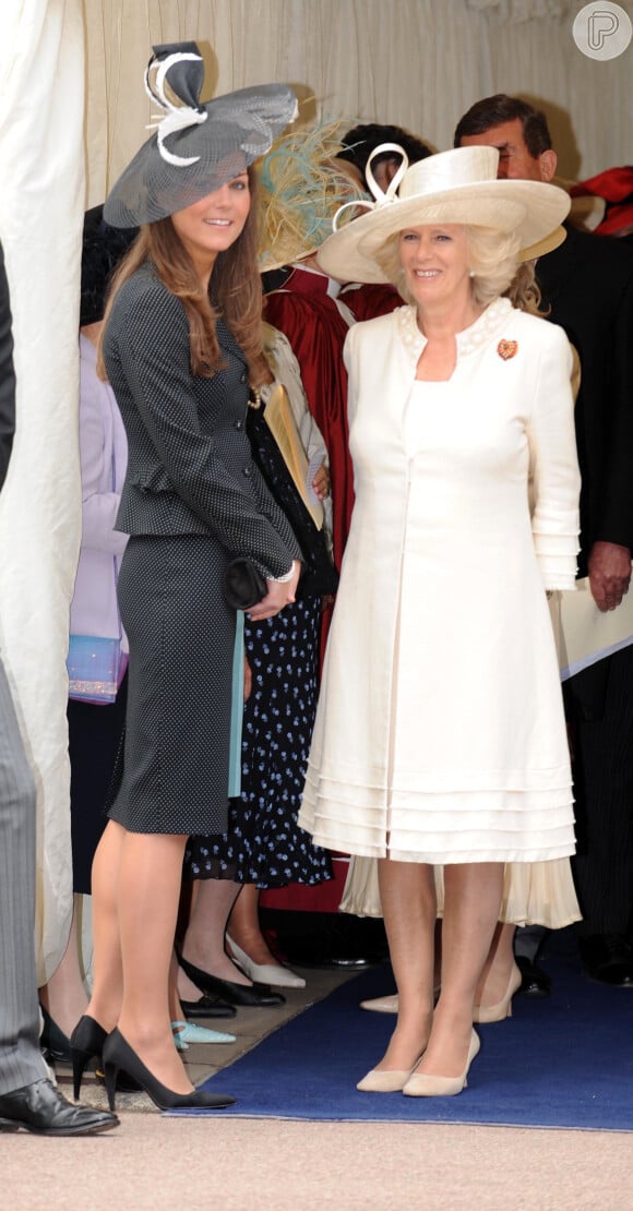 Em 2008, quando ainda era namorada do Príncipe William, Kate Middleton chegou a apostar na saia lápis com uma estampa de poá.