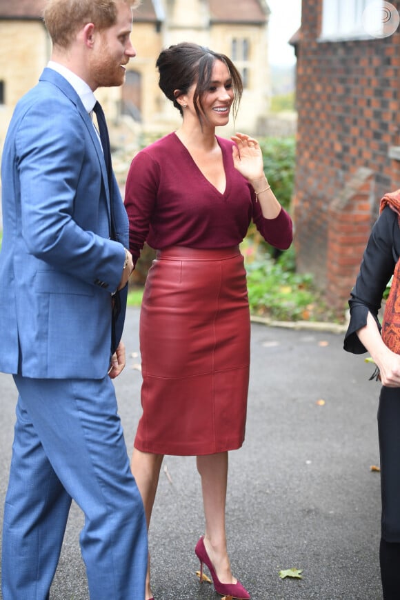 Outra que adora combinar saia lápis ao look é Meghan Markle.