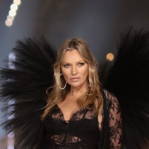 Kate Moss, uma das modelos mais renomadas do mundo, desfilou aos 50 anos no Victoria's Secret Show 2024