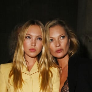 Lila Moss e Kate Moss são modelos e fizeram a estreia juntas no Victoria's Secrets Show 2024