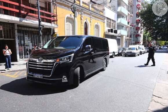 O pai enlutado, que parecia abatido enquanto se comunicava com os funcionários do hotel, estaria a caminho do Gabinete Judicial de Buenos Aires. Na ocasião, ele usava um terno azul e uma camiseta preta combinada com sapatos pretos.