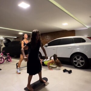 Nicolas Prattes e Zoe malhando juntos com Sabrina Sato e sobrinha na garagem de casa