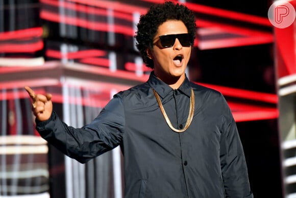 Apesar das teorias conspiratórias ganharem força nas redes, Bruno Mars nunca comentou o assunto e segue focado em sua carreira