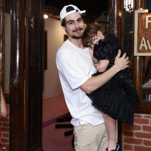 Rafael Vitti escolheu look casual para aniversário de Clara Maria