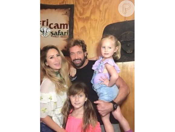 Gabriel Soto como a filhas e Geraldine Bazan, sua ex-mulher