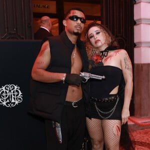 Halloween do Copa: Juan Paiva se vestiu de 'caçador de vampiras' e foi acompanhado da esposa, Luana Souza