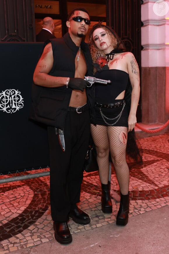 Halloween do Copa: Juan Paiva se vestiu de 'caçador de vampiras' e foi acompanhado da esposa, Luana Souza