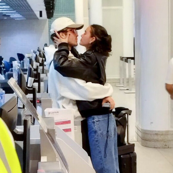 Bruna Marquezine e João Guilherme foram vistos aos beijos pela primeira vez no aeroporto