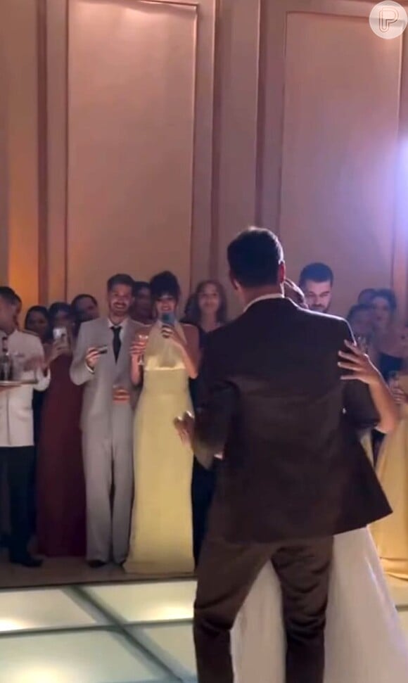 Bruna Marquezine e João Guilherme se divertiram juntos na festa de casamento