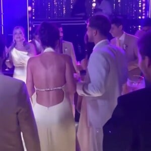 O vestido decotado de Bruna Marquezine roubou a cena