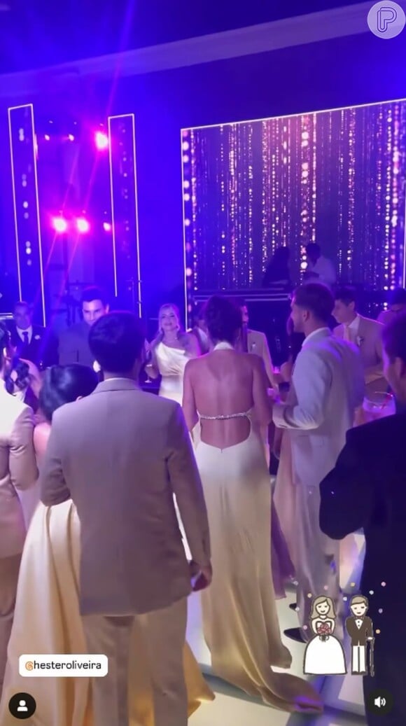 O vestido decotado de Bruna Marquezine roubou a cena