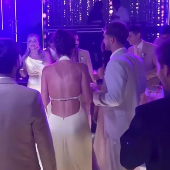 O vestido decotado de Bruna Marquezine roubou a cena