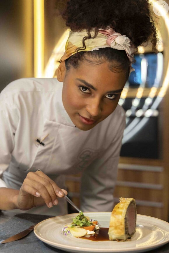 Gabz, a chef Viola de 'Mania de Você', contou que na hora de ir para a cozinha, aprendeu a manter o cabelo sempre preso, de preferência com um acessório que não prejudique os fios, como um lenço ou uma faixa de tecido leve.