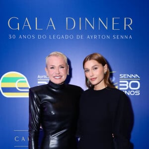 Ex de Ayrton Senna, Xuxa Meneghel combina look com Sasha para jantar de gala