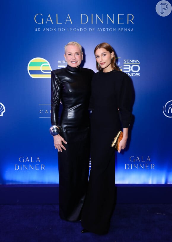 Ex de Ayrton Senna, Xuxa Meneghel combina look com Sasha para jantar de gala