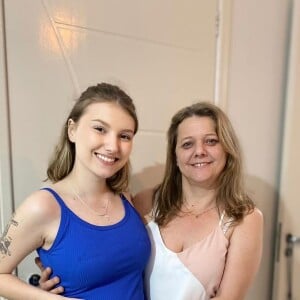 Grávida e com câncer, Isabel Veloso, na foto com a mãe, foi orientada a não engravidar