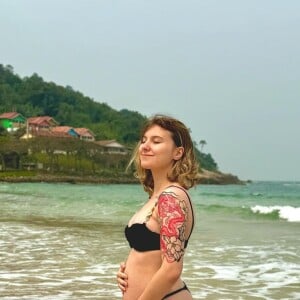 Grávida, Isabel Veloso vem mostrando a barriga do primeiro filho