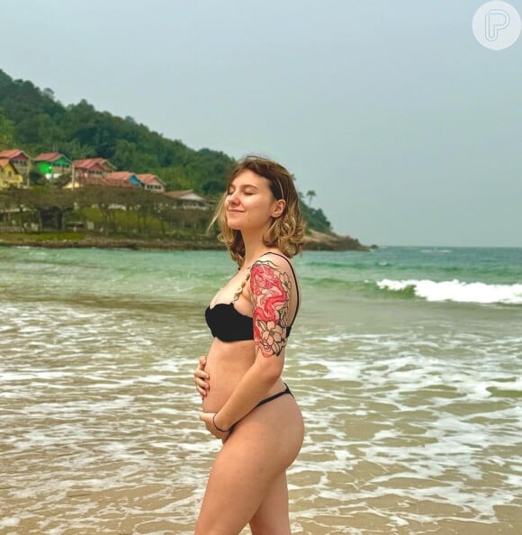 Grávida, Isabel Veloso vem mostrando a barriga do primeiro filho