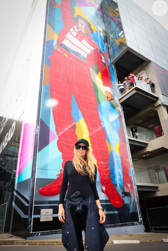 Adriane Galisteu posou à frente do painel em homenagem a Senna durante o treino para o GP de F1 de SP