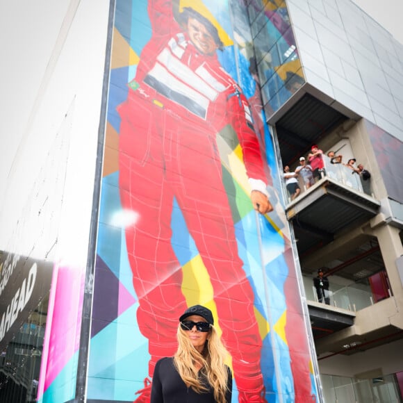 Adriane Galisteu posou à frente do painel em homenagem a Senna durante o treino para o GP de F1 de SP