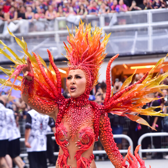 Uma das rainhas do Carnaval carioca e paulista, Sabrina Sato representa as baterias da Vila Isabel e Gaviões da Fiel