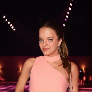 Rafaella Justus usou um vestido curto rosa em um tom suave, quase pastel