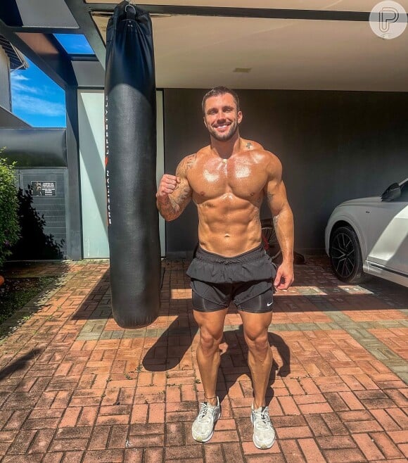 Arthur Picoli compartilhou uma mudança em seu corpo significativa nos stories do Instagram