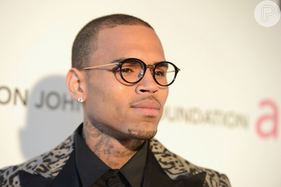 Chris Brown dançou com uma fã em uma boate neste final de semana. Depois, ele e seus amigos foram embora com algumas mulheres