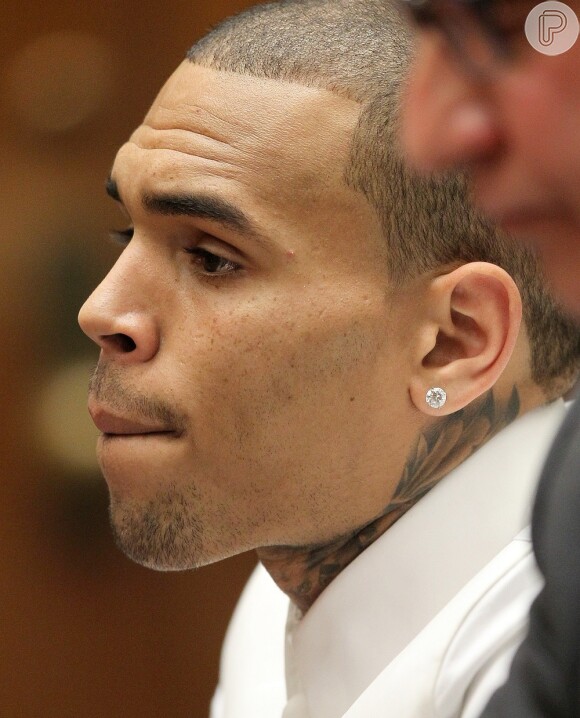 Chris Brown ainda está tentando provar na justiça que terminou o serviço comunitário que recebeu depois de ter sido condenado pela agressão à Rihann