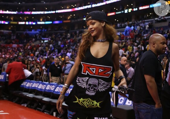 Rihanna assistiu ao jogo de basquete do Lakers contra o Clippers, em Los Angeles, no domingo
