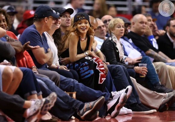 Rihanna estava com um amigo durante o jogo