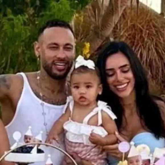 Irmã de Neymar, Rafaella Santos chega após o parabéns na festa de 1 ano de Mavie e web detona: 'Parece que faz de pirraça'