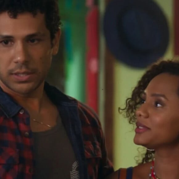 Chico (Amaury Lorenzo) beija Madá (Jessica Ellen) e ela o empurra