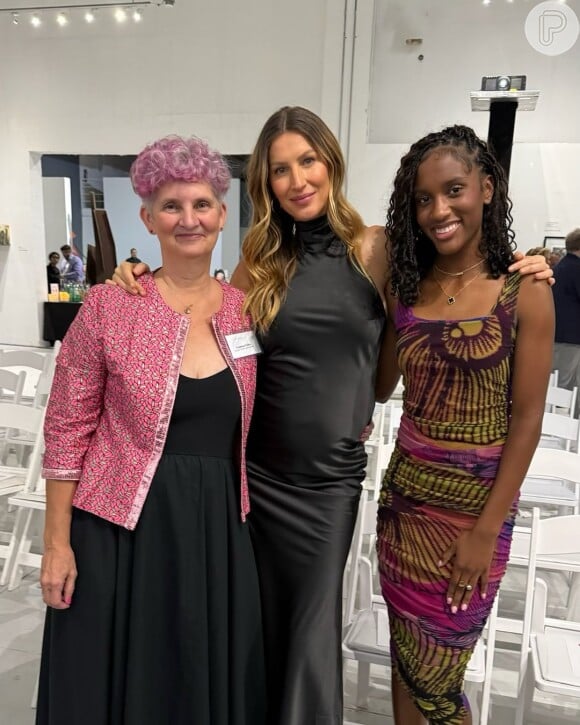 Para o evento, Gisele Bündchen escolheu um vestido preto justo que valorizou seu corpo e deixou a região destacada