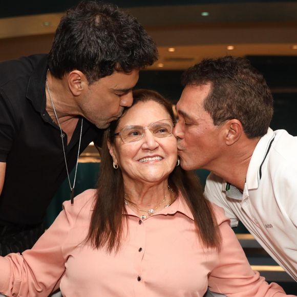 Zezé Di Camargo e Emanoel dão beijo na mãe, Dona Helena, de 79 anos em primeiro navio solo do sertanejo