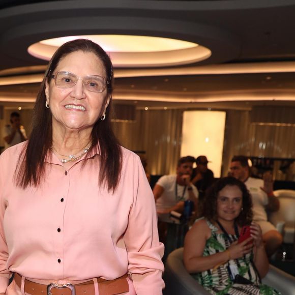 Dona Helena, de 79 anos, posa em Navio do Zezé