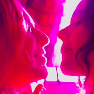 Cena de sexo de Bruna Marquezine e Fernanda Paes Leme em 'Amor da Minha Vida' teve seminudez e muita sensualidade