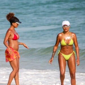 Ludmilla e Brunna Gonçalves aproveitaram o calor que faz no Rio de Janeiro nesta quinta-feira (27) para dar um mergulho