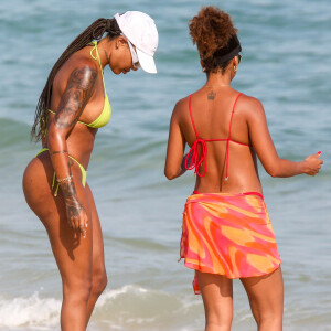 Brunna Gonçalves e Ludmilla refrescaram os pés na água em dia de praia