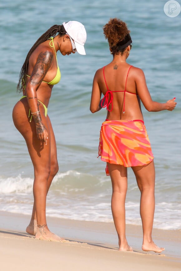 Brunna Gonçalves e Ludmilla refrescaram os pés na água em dia de praia