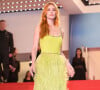 Outra tendência de moda de Marina Ruy Barbosa em Cannes 2024, foi de um look da Gucci com franjas, em cor vibrante.